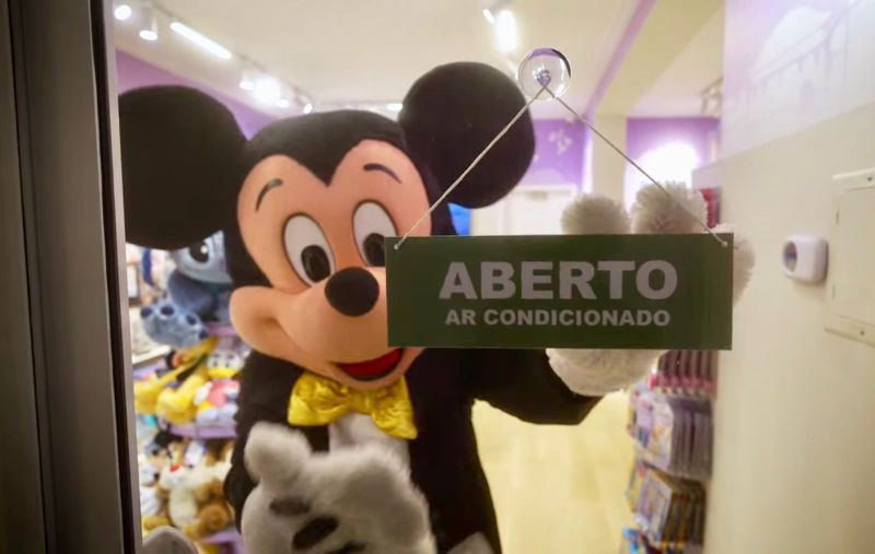 Ilustração corporativa plana com personagens de cultura pop segurando presentes coloridos em fundo vibrante 