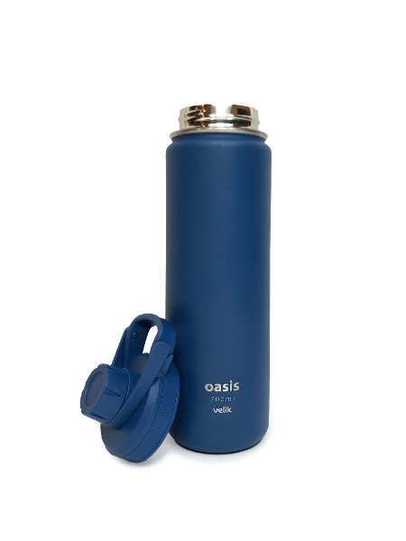 Diversas garrafas térmicas personalizadas em diferentes cores e materiais, exibidas sobre mesa branca, com fundo desfocado de ambiente corporativo moderno 