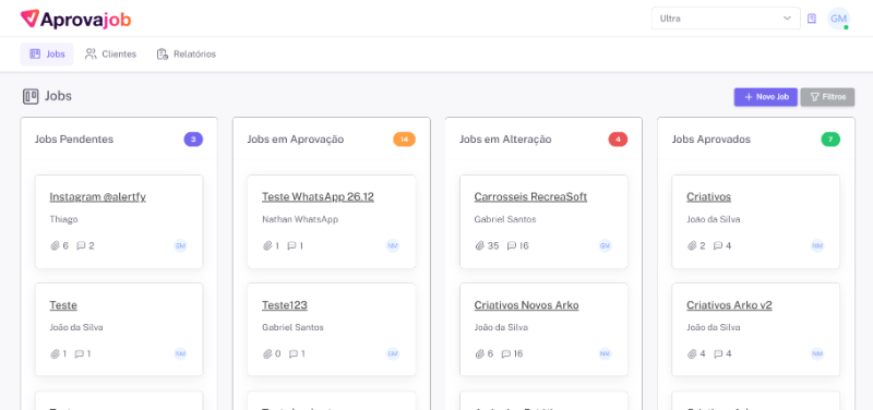 Equipe criativa reunida em sala moderna utilizando plataforma digital para aprovação de jobs com interface clara e centralizada na tela do computador 
