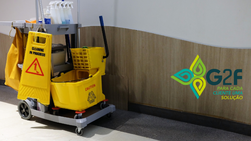 Equipamentos de limpeza profissional organizados em prateleiras de depósito, incluindo dosadores, diluidores e dispensers 