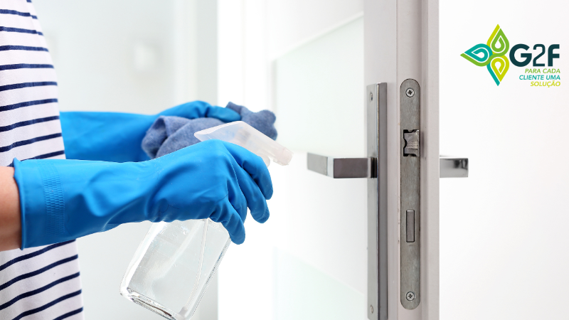 Profissional realizando higienização com equipamentos e produtos químicos em ambiente corporativo durante inverno 