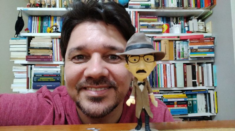 Retrato detalhado de Giovani Miguez em estúdio com fundo neutro e luz suave 