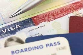 Passaporte, dinheiro em dólar e visto americano sobre mesa de madeira detalhada 