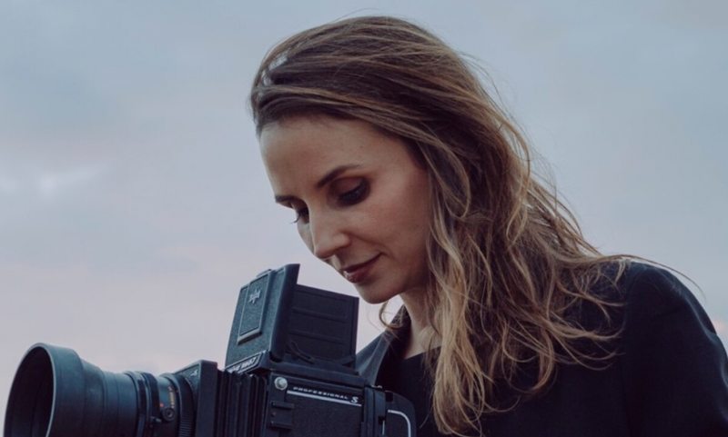 Cineasta e documentarista brasileira. Dirigiu os premiados filmes Elena e Democracia em Vertigem, que foi indicado ao Oscar em 2020.