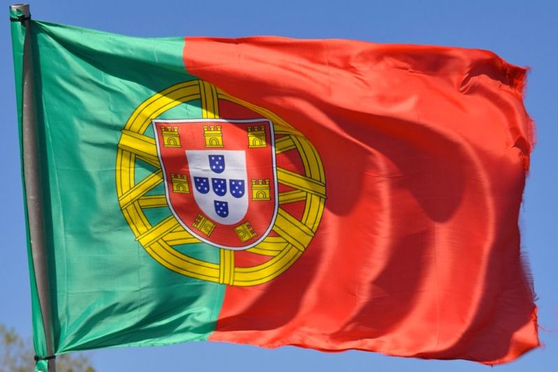 Ilustração corporativa de um avião voando sobre pontos turísticos de Portugal com elementos de viagem ao redor 