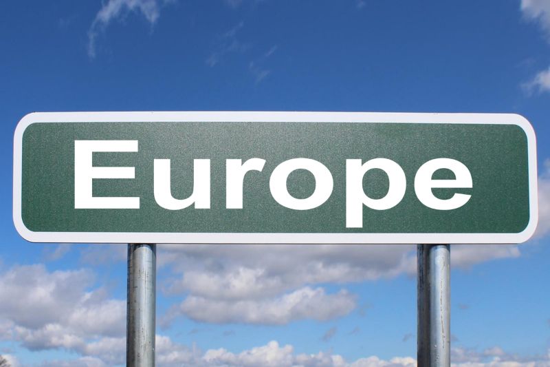 Ilustração corporativa plana mostrando pontos turísticos famosos da Europa em um mapa colorido 