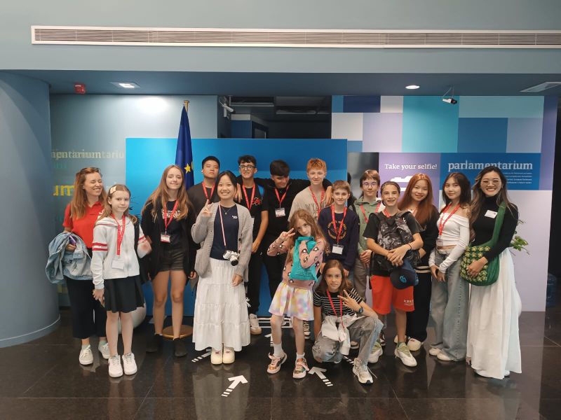 Jovens estudantes participando de aula interativa de idiomas em ambiente multicultural europeu 