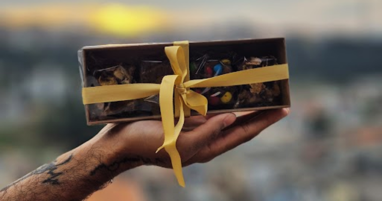 Brownies artesanais personalizados com embalagens elegantes sobre mesa de madeira rústica 