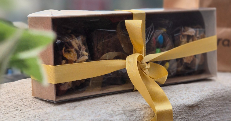 Mesa elegante com doces artesanais sofisticados em embalagens personalizadas para evento corporativo 