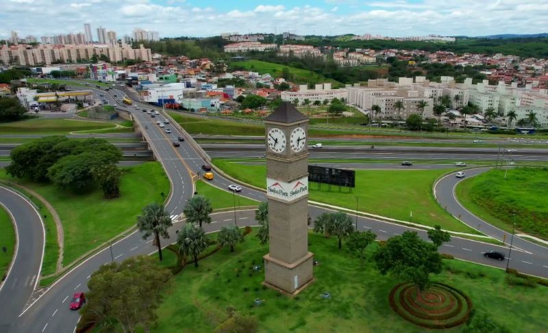 Vista aérea do bairro Swiss Park em Campinas com casas modernas, ruas arborizadas e áreas verdes 
