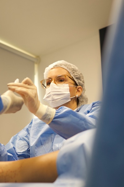 Médica vascular consultando paciente em clínica moderna com equipamento de ultrassom em Recife 