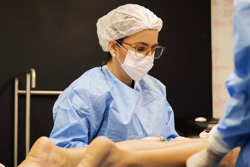 Clinica moderna com equipamento de laser endovenoso em sala de procedimento ultramoderna, profissional aplicando tratamento em perna 