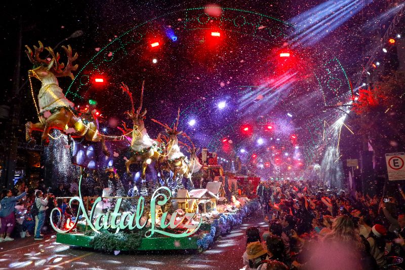 Rua principal de Gramado iluminada com decoração natalina e luzes brilhantes à noite 