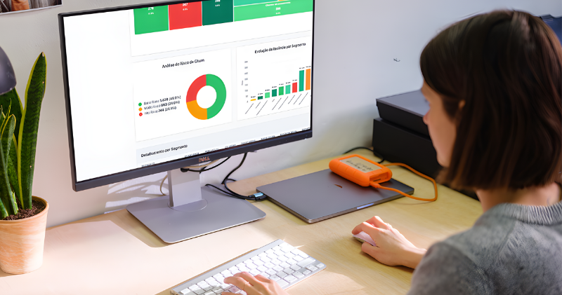 Painel digital mostrando indicadores de risco de churn em e-commerce com gráficos coloridos e dados de comportamento de clientes 