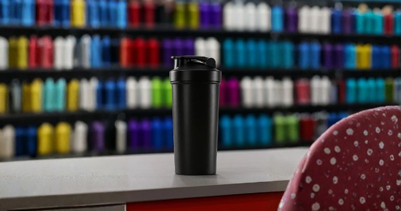 Conjunto de coqueteleiras de alta performance em diferentes materiais e cores sobre superfície branca 