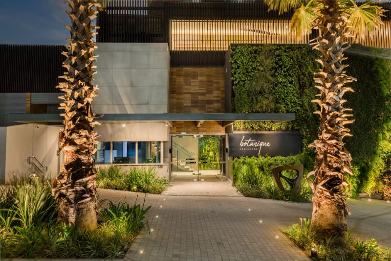 Fachada de prédio residencial moderno em Porto Alegre ao entardecer com céu claro 