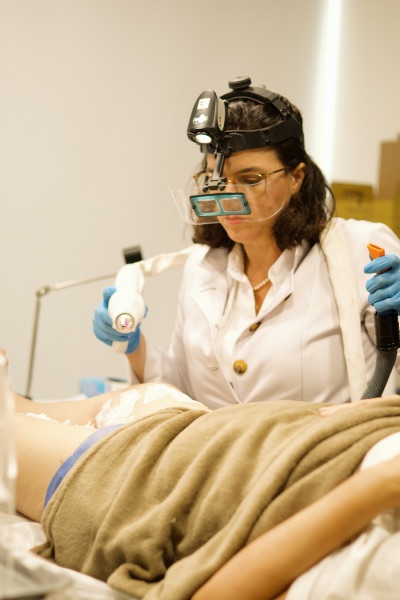 Paciente em consulta médica com exame de ultrassom Doppler nas pernas, ambiente clínico moderno 