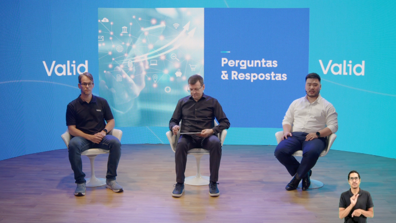 Estúdio moderno de videoconferência com câmeras 4K, painel de led, teleprompter e equipe técnica em ação 