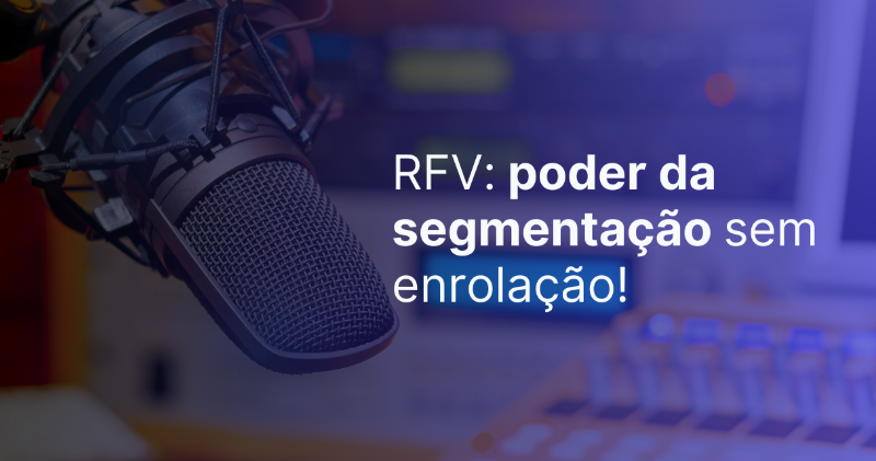 Microfone profissional de podcast com equipamentos de áudio e luzes de estúdio ao fundo 