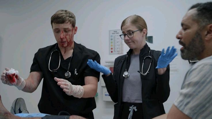 Estudante de medicina concentrado estudando com anotações e computador no internato 