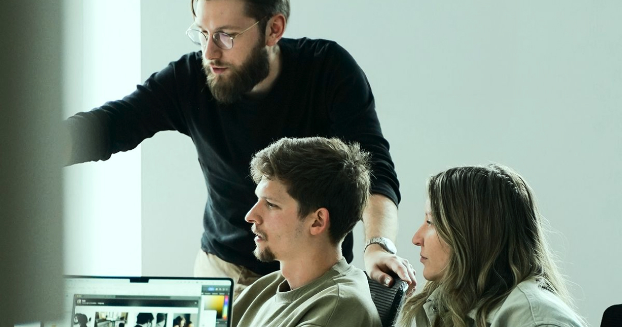 Fundador de startup escrevendo proposta de valor em quadro branco moderno 