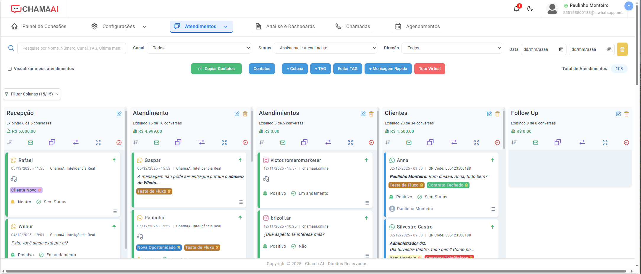 Painel de atendimento multicanal com chatbot gerenciando conversas em vários aplicativos 