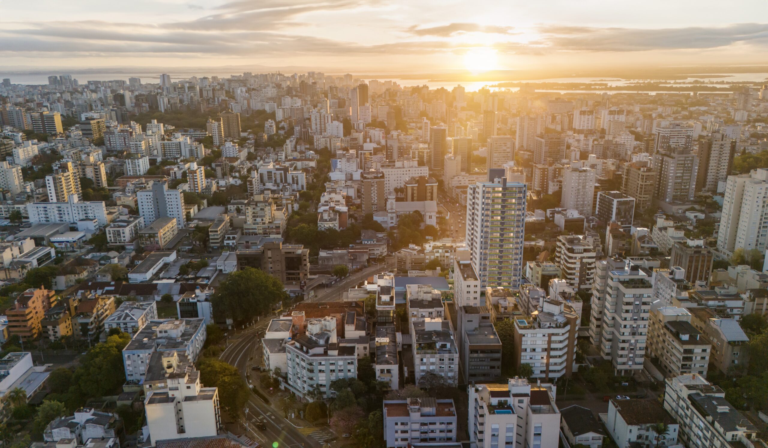 Vista aérea de prédios residenciais e comerciais em Porto Alegre ao pôr do sol 