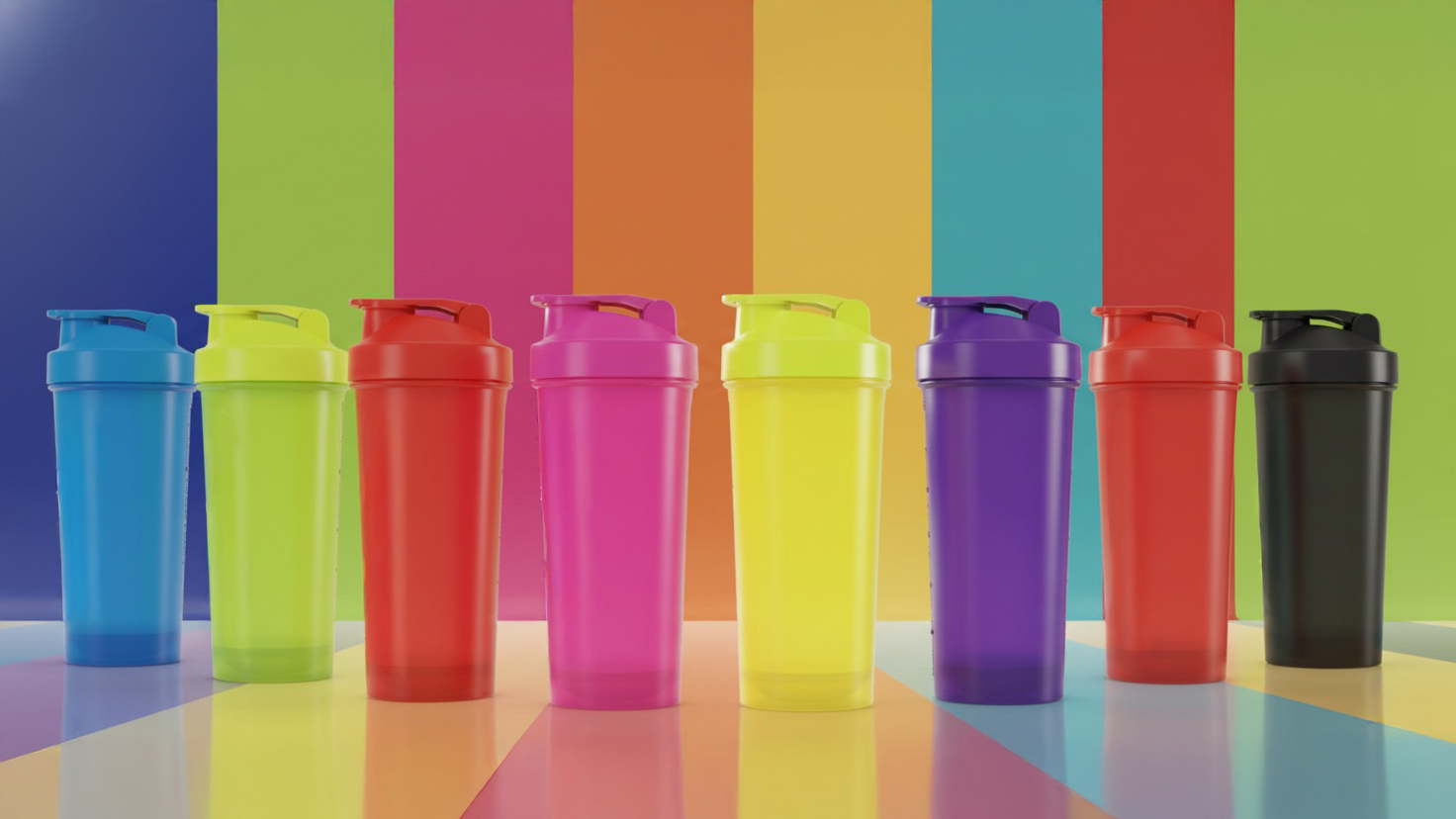 Coqueteleiras personalizadas coloridas alinhadas em bancada de evento fitness com pessoas treinando ao fundo 