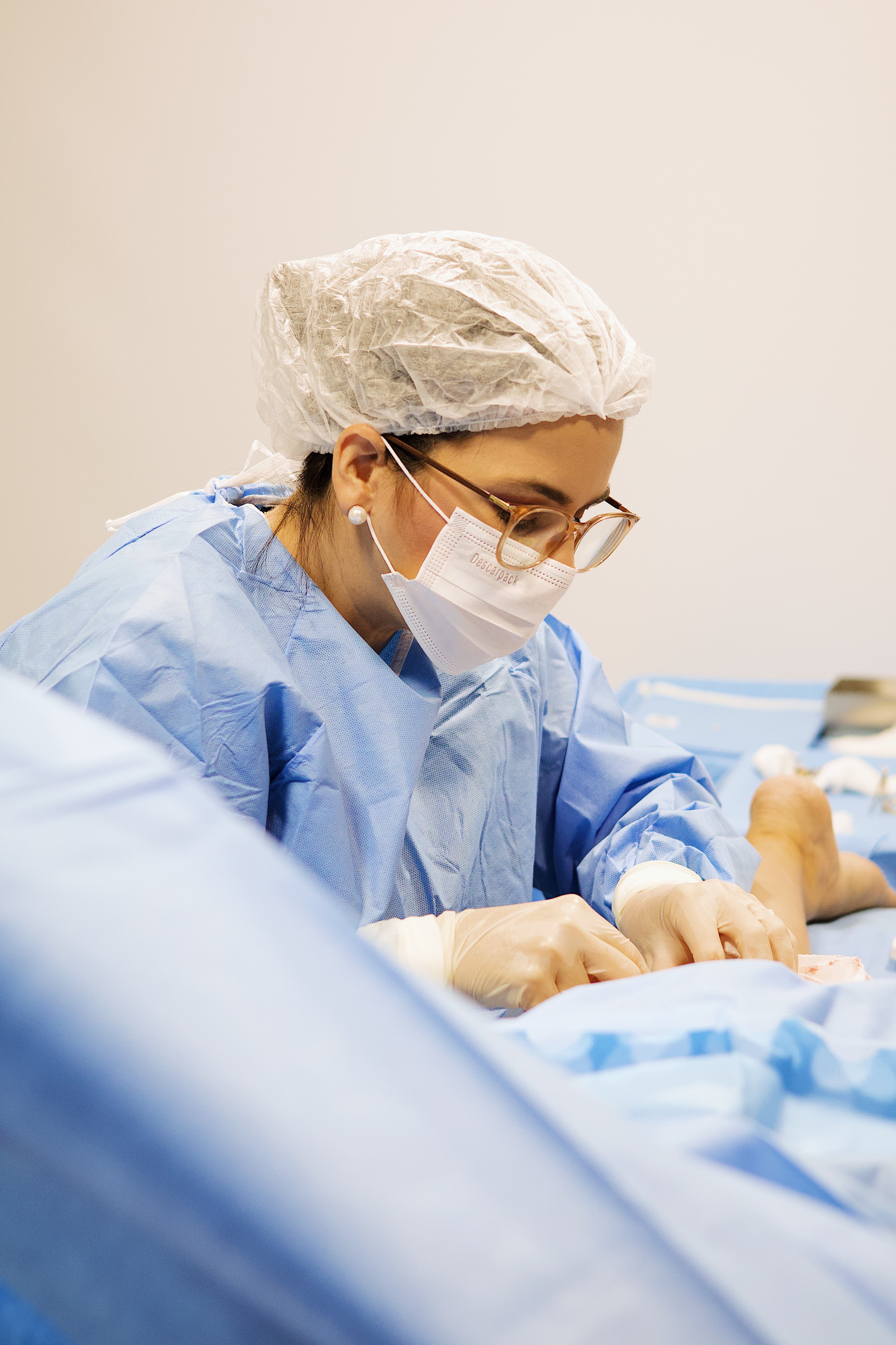 Profissional de saúde usando ultrassom Doppler para tratamento de varizes com laser endovenoso em ambiente clínico moderno 