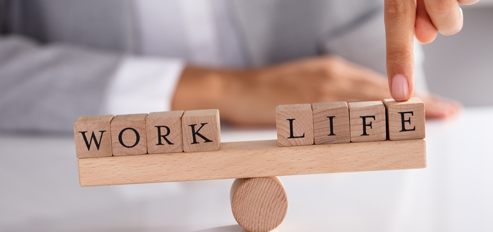 Profissional trabalhando em home office equilibrando tarefas de trabalho e momentos pessoais 