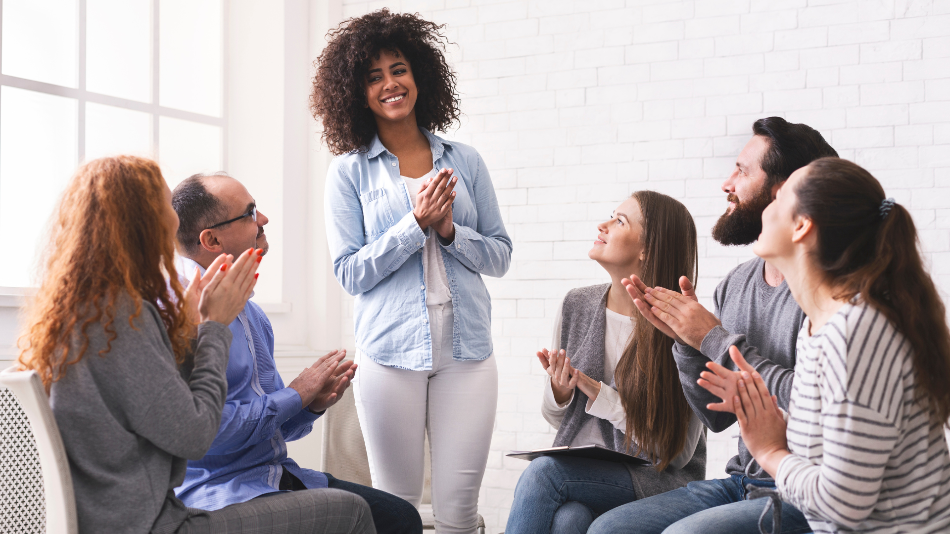 Gestores analisando avaliação de desempenho em reunião de promoções internas 