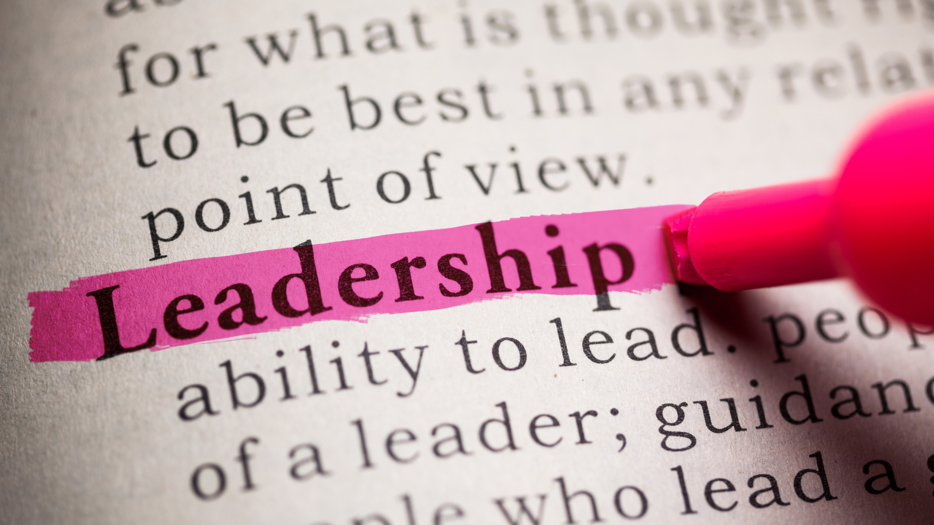 Líder apresentando para equipe em escritório moderno com clima organizacional positivo 