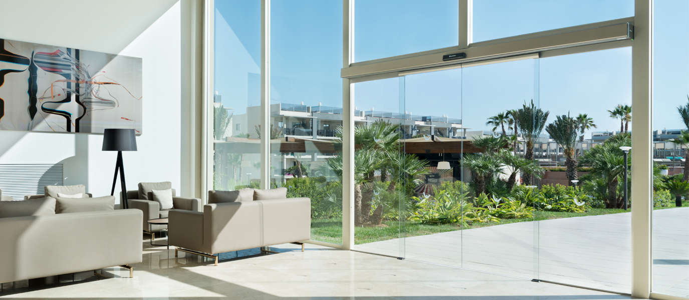 Em um mundo cada vez mais conectado, automatizar acessos deixou de ser luxo e se tornou sinônimo de eficiência, segurança e valorização do ambiente. As portas automáticas são um exemplo claro dessa ev