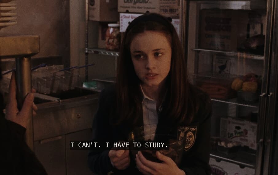 Estudante de medicina organizando rotina de estudos com agenda e notebook 