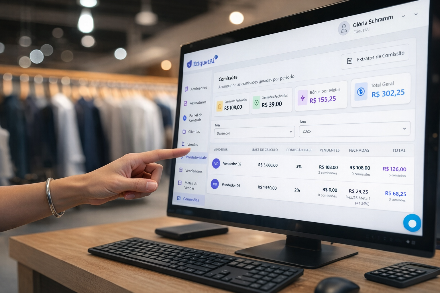 Gestor de loja de roupas analisando comissão de vendedores em notebook 