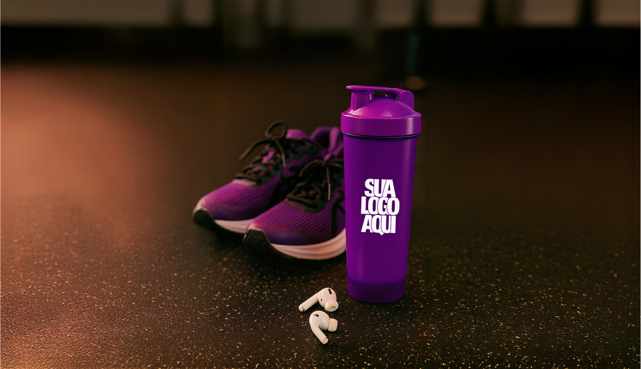 Brindes para academia com coqueteleiras personalizadas, garrafas térmicas e toalhas fitness sobre bancada de academia 