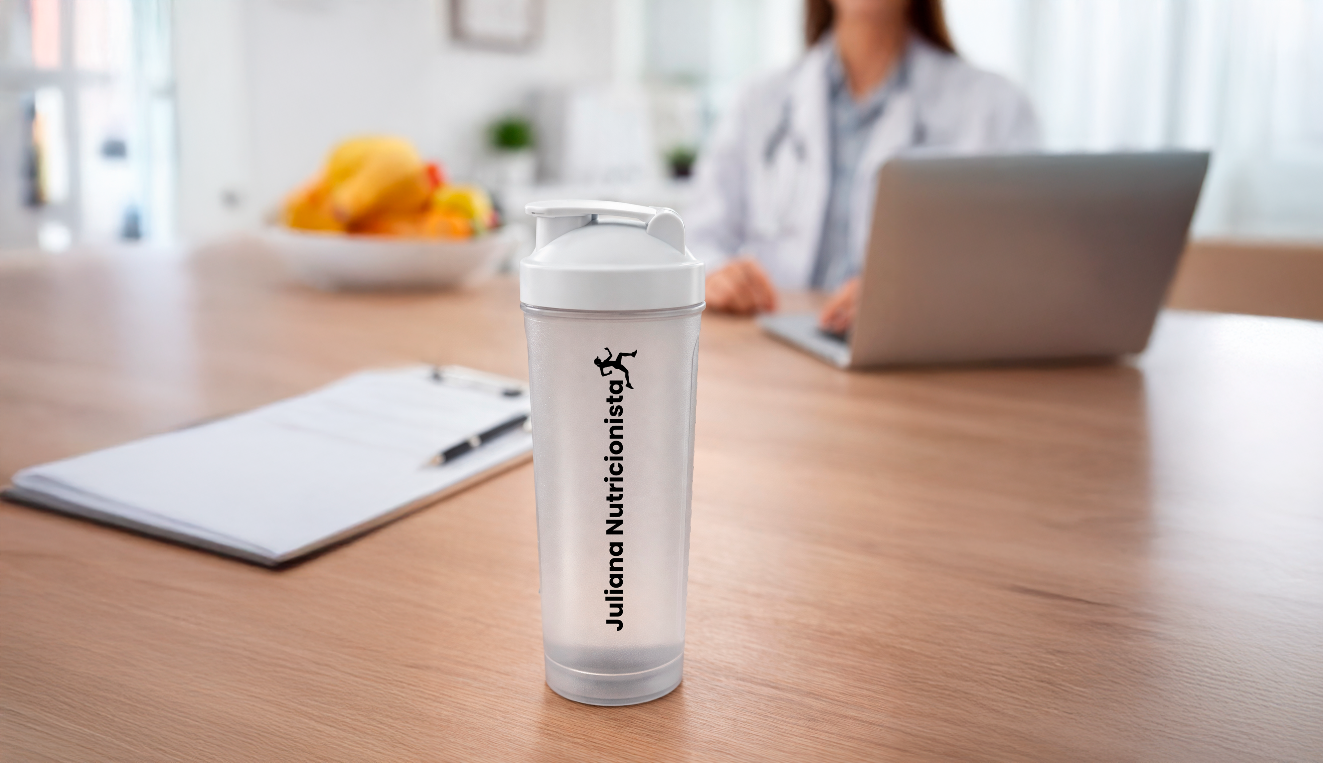 Nutricionista em consultório exibindo brindes personalizados como coqueteleira e garrafa térmica sobre a mesa 