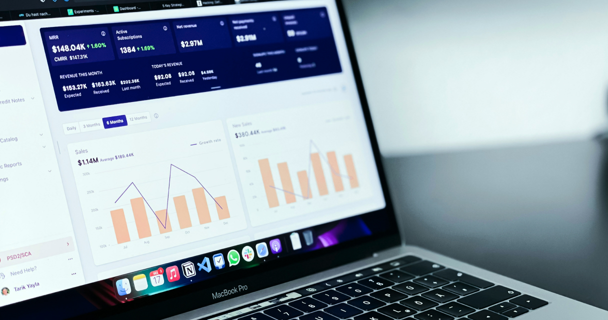 Dashboard de métricas SaaS mostrando MRR de $148.04K, assinaturas ativas e gráficos de crescimento de receita em laptop
