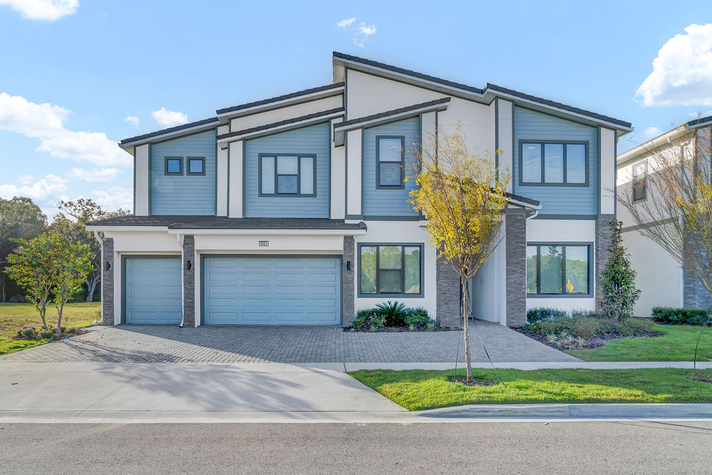 Fachada de casa de luxo com piscina iluminada no Sonoma Resort em Orlando ao anoitecer 