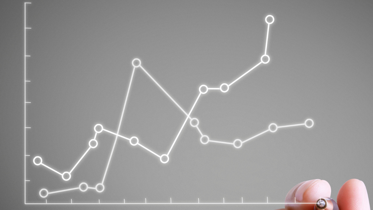 Gestor de loja de roupas analisando curva ABC de produtos de moda em gráfico de telas 