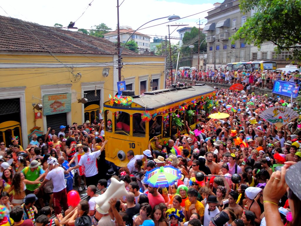 Foliões fantasiados em bloco de rua no Carnaval do Rio de Janeiro 