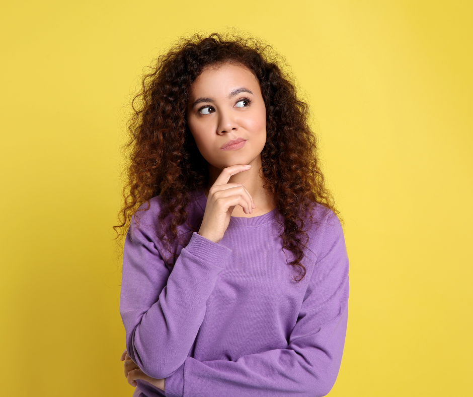 Gestores analisam tela dividida entre plataforma de RH integrada e múltiplos sistemas distintos 