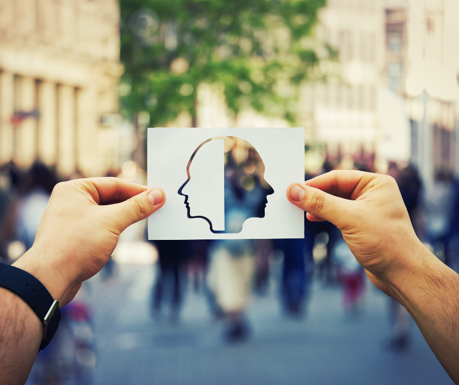 Gestores de RH em reunião com gráficos e expressões concentradas, ambiente corporativo iluminado 