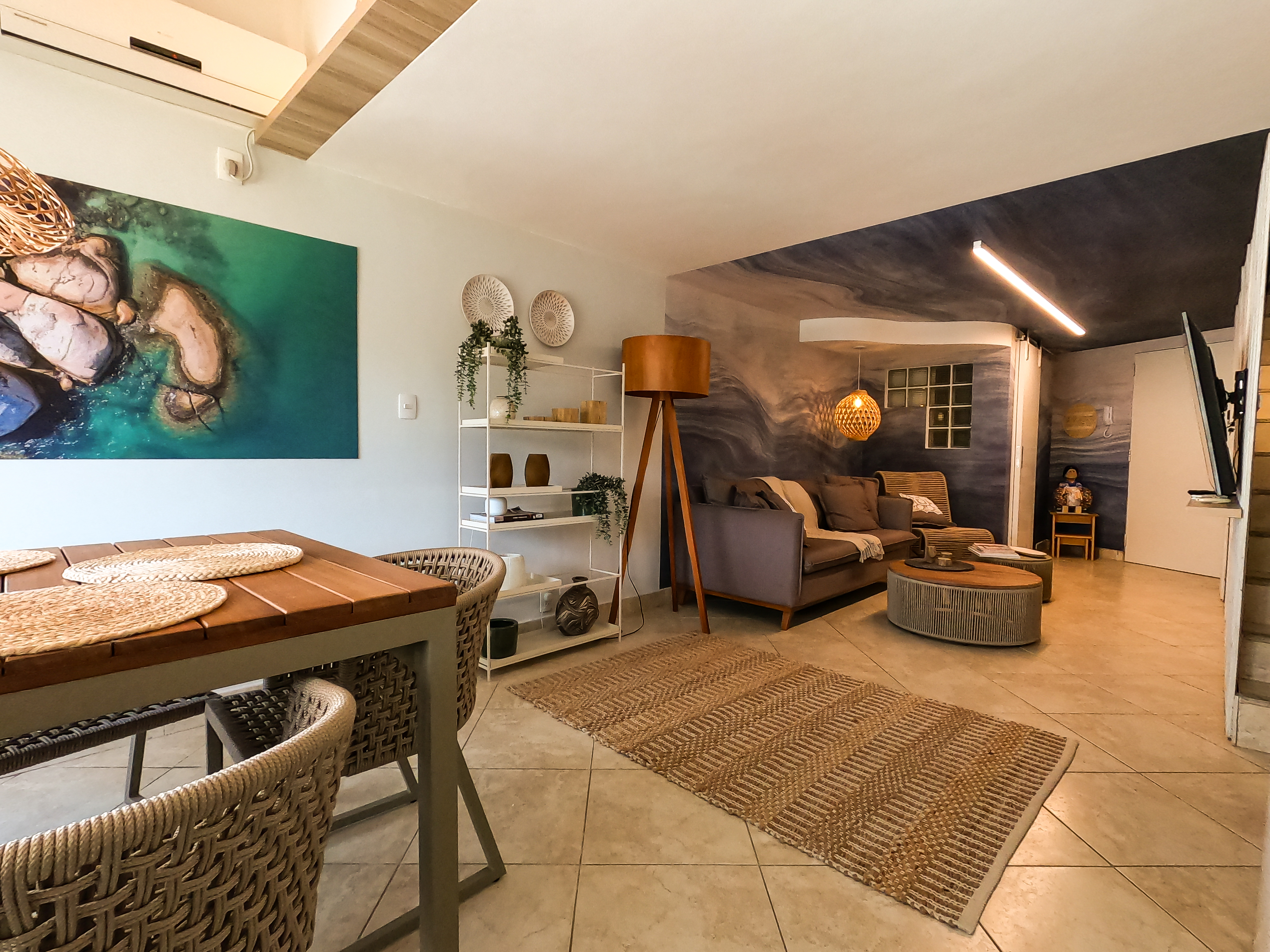 Casal de turistas observa a praia de Jurerê Internacional da varanda de hospedagem moderna 