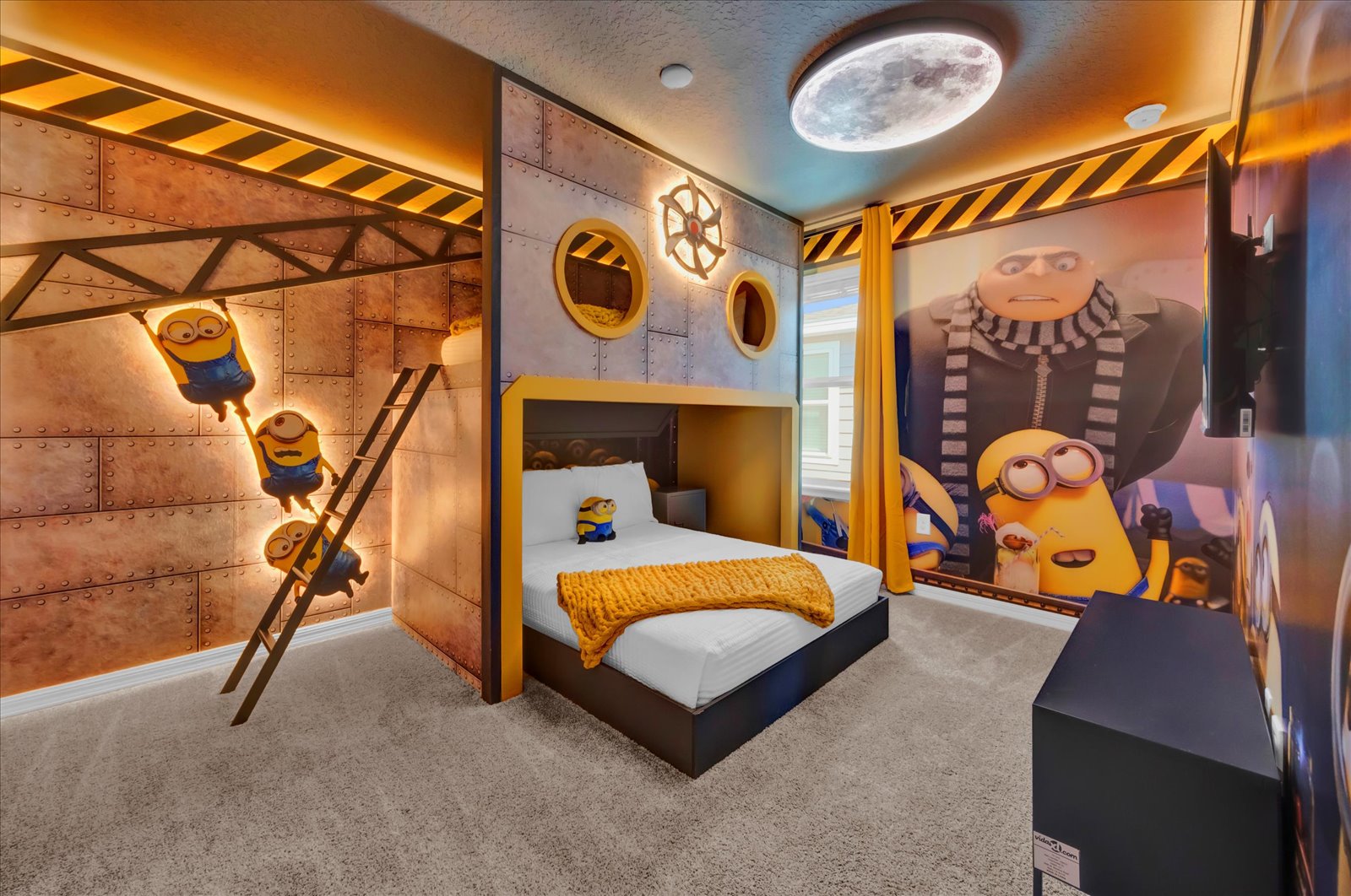 Família em sala de casa temática em Orlando com decoração da Disney e piscina ao fundo 