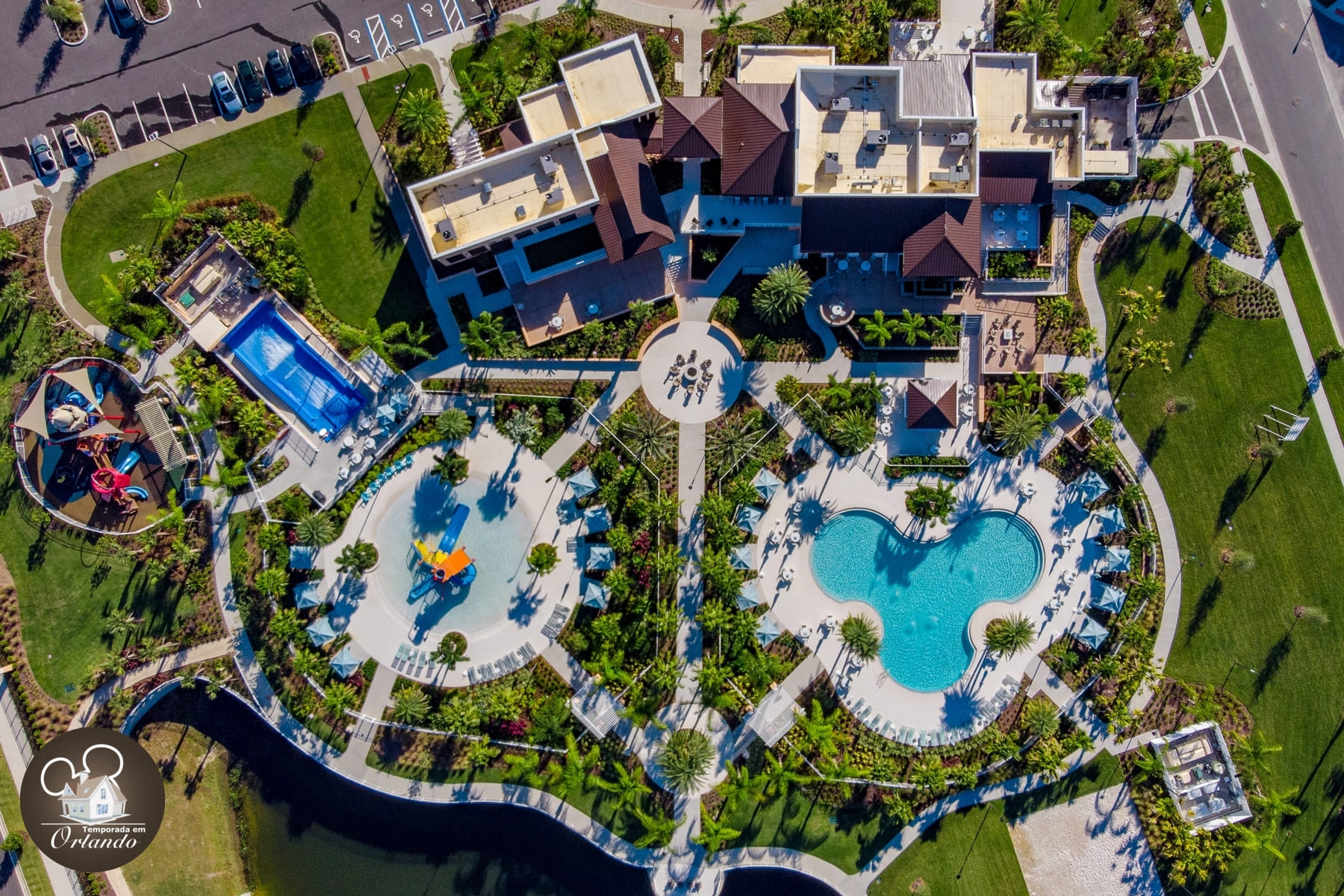 Vista da piscina principal do Solara Resort em Orlando com famílias brasileiras aproveitando o dia 