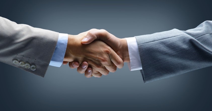 Contador em reunião com especialista da DFR analisando gráficos financeiros em escritório moderno 