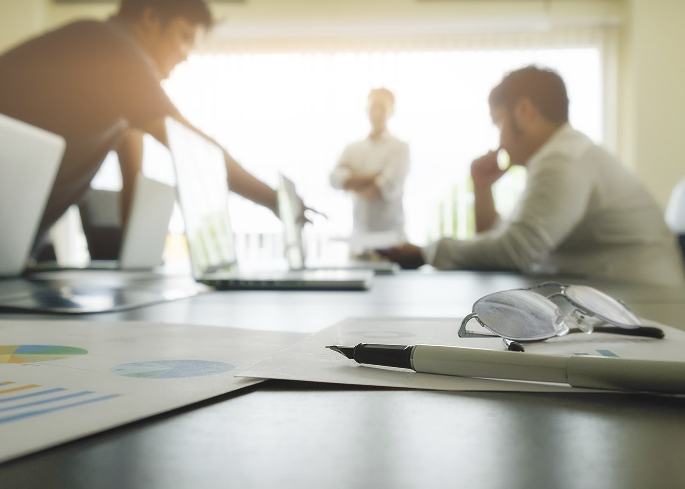 corporativa de venda de precatórios com consultor financeiro da DFR atendendo cliente 