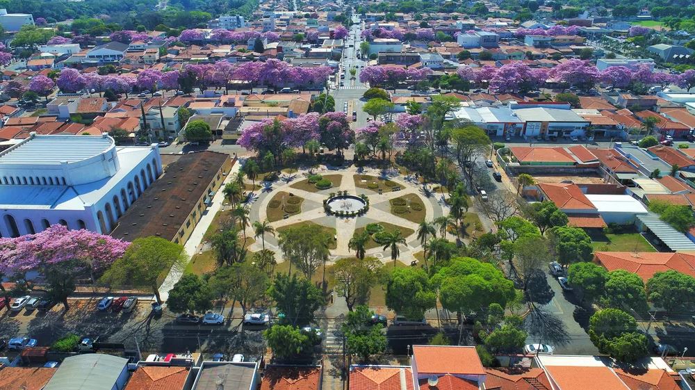 Fachada moderna de imobiliária em Paulínia com prédios residenciais e comerciais ao fundo 