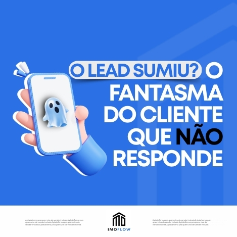 Corretor imobiliário usando notebook e celular para reativar leads pelo WhatsApp 